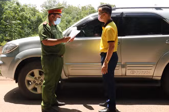 Lực lượng công an kiểm tra người và phương tiện khi đi vào địa phận tỉnh Bình Phước.