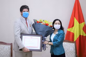 Thứ trưởng Trịnh Thị Thủy trao Kỷ niệm chương Vì sự nghiệp Văn hóa, Thể thao và Du lịch cho ông Michael Croft. (Ảnh: Bộ Văn hóa, Thể thao và Du lịch)
