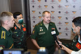 Thiếu tướng Alexander Peryazev trả lời phỏng vấn báo chí Việt Nam tại Moskva, Liên bang Nga, ngày 17/8. Ảnh: TRỌNG HẢI
