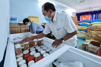 MTTQ tỉnh Cà Mau gom hàng, đóng gói chuẩn bị chuyến hàng thứ tư hỗ trợ cho đồng bào vùng dịch TP Hồ Chí Minh.