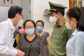 Đoàn lãnh đạo TP Hồ Chí Minh và Quận 6 động viên gia đình Thượng úy Phan Tấn Tài. Ảnh: VGP/Cổng thông tin điện tử Chính phủ