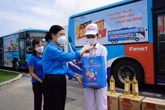 Liên đoàn lao động thành phố trao tặng 1.000 “Túi an sinh công đoàn” hỗ trợ đoàn viên, người lao động có hoàn cảnh khó khăn.