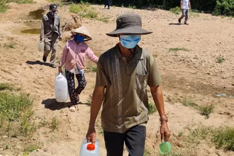 Người dân làng Canh Lãnh, xã Canh Hòa, huyện Vân Canh phải ra con  suối cạn lấy nước sạch.