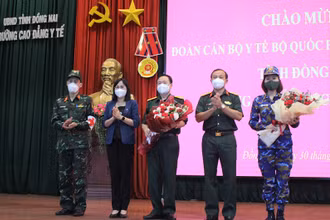 Phó Chủ tịch UBND tỉnh Đồng Nai Nguyễn Thị Hoàng chào mừng Đoàn cán bộ Cục Quân y đến hỗ trợ địa phương chống dịch.