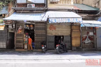 Hình ảnh chưa từng có ở phố Hàng Mã ngày Rằm tháng 7