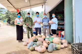 Bà con dân tộc Thái, bản Mánh Đanh, xã Ẳng Cang (huyện Mường Ảng) ủng hộ đồng bào vùng dịch.