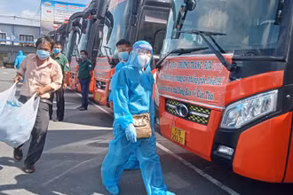 Các công dân TP Cần Thơ chuẩn bị lên xe về quê sáng 22/8 tại Bến xe Miền Tây.