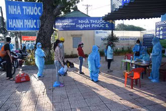 Công dân xếp hàng xét nghiệm nhanh Covid-19 trước khi lên đường về quê tỉnh Đắk Lắk.