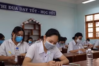 Thí sinh Bình Định làm bài thi môn Ngữ văn, sáng 6/8. Ảnh: TƯỜNG QUÂN/TTXVN