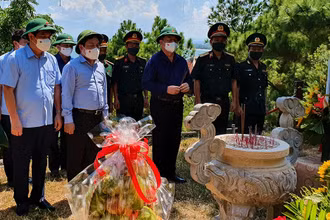 Đồng chí Nguyễn Trọng Nghĩa, Bí thư Trung ương Đảng, Trưởng Ban Tuyên giáo Trung ương dâng hương, viếng mộ Đại tướng Võ Nguyên Giáp.
