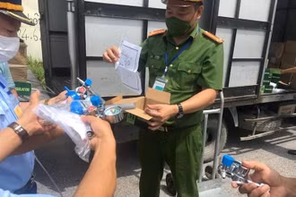 Van thở ô-xy không có hóa đơn chứng từ, không có giấy tờ chứng minh xuất xứ bị phát hiện và thu giữ. (Ảnh: Công an TP Hà Nội)