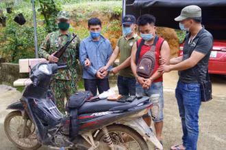 Các đối tượng Giàng A Tủa và Giàng A Chá bị bắt giữ cùng tang vật.