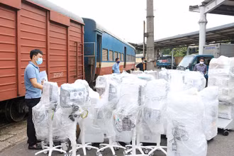 Các trang thiết bị được đóng gói cẩn thận vận chuyển từ Hà Nội vào TP Hồ Chí Minh.