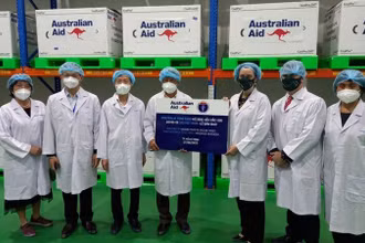 Thứ trưởng Nguyễn Trường Sơn và Tổng lãnh sự Australia Julianne Cowley tại lễ bàn giao 403.000 liều vaccine. (Ảnh: HÀ VĂN ĐẠO)