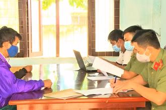 Cán bộ Phòng An ninh mạng và Phòng chống tội phạm sử dụng công nghệ cao Công an tỉnh Đắk Lắk làm việc với ba trường hợp đăng tải thông tin sai sự thật về dịch Covid-19 gây hoang mang dư luận.