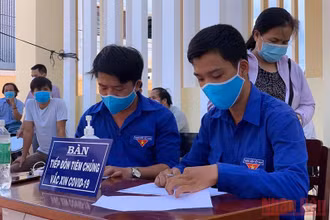 Đoàn viên Thị Đoàn Hoài Nhơn hỗ trợ tiêm phòng cho người dân tiêm phòng Covid-19.