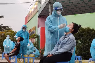 Lấy mẫu xét nghiệm để bóc tách F0 ra khỏi cộng đồng tại phường An Phú.