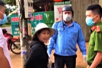  Bà Nguyễn Thị Quý không đeo khẩu trang và chống đối lực lượng phòng, chống dịch. (Ảnh cắt từ clip)