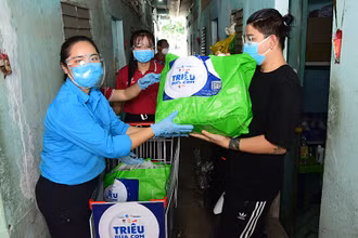 Tình nguyện viên trao nhu yếu phẩm của chương trình “Triệu bữa cơm” tặng ngươi dân có hoàn cảnh khó khăn tại TP Hồ Chí Minh.