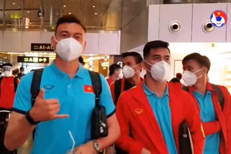 Văn Lâm, Tiến Linh và Quế Ngọc Hải tại sân bay Doha. (Ảnh: VFF)