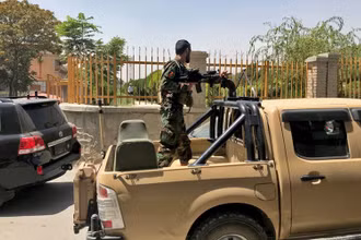 Binh sĩ Afghanistan đứng trên xe quân sự tại thủ đô Kabul, ngày 15/8. (Ảnh: Reuters)