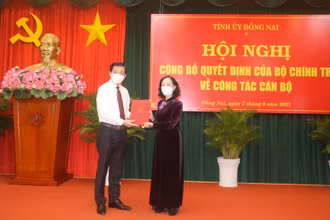 Đồng chí Trương Thị Mai trao Quyết định của Bộ Chính trị điều động, chỉ định đồng chí Nguyễn Hồng Lĩnh giữ chức Bí thư Tỉnh ủy Đồng Nai.