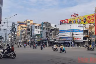 Trước nguy cơ dịch Covid-19 lây lan diện rộng, TP Quảng Ngãi, tỉnh Quảng Ngãi siết chặt thêm nhiều hoạt động.