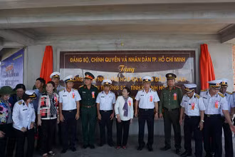 Đoàn đại biểu TP Hồ Chí Minh đến thăm và trao quà các chiến sĩ trên đảo Cô Lin thuộc quần đảo Trường Sa (Khánh Hòa).