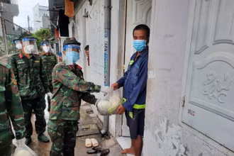 Bộ đội đến từng nhà đưa thực phẩm.