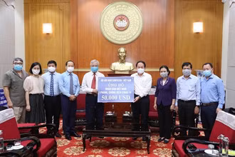 Mặt trận Tổ quốc Việt Nam tiếp nhận ủng hộ từ Hội hữu nghị Campuchia - Việt Nam. (Ảnh: Diệp Vinh)