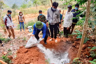 Người dân và cơ quan chuyên môn tỉnh Điện Biên tiêu hủy lợn mắc bệnh tả lợn châu Phi.