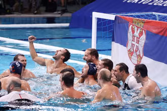Đội bóng nước nam Serbia ăn mừng chiến thắng. (Ảnh: Reuters)