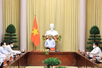 Chủ tịch nước Nguyễn Xuân Phúc gặp mặt các điển hình tiên tiến trong thực hiện mục tiêu kép của ngành dệt may Việt Nam. (Ảnh: VGP)