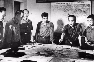 Tại Tổng Hành dinh, Đại tướng Võ Nguyên Giáp cùng các đồng chí trong Quân ủy Trung ương theo dõi, nắm bắt từng bước diễn biến rất nhanh của các mặt trận, luôn kịp thời đưa ra những chỉ đạo phù hợp cho các hướng tấn công. (Ảnh tư liệu)