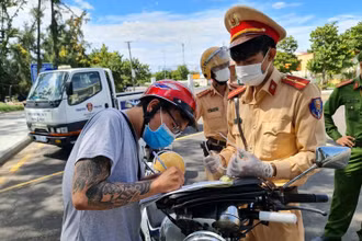 Công an thành phố Tuy Hòa tăng cường tuần tra, xử lý các vi phạm không chấp hành nghiêm việc thực hiễn giãn cách xã hội theo Chị thị 16/CT-TTg của Thủ tướng Chính phủ. 