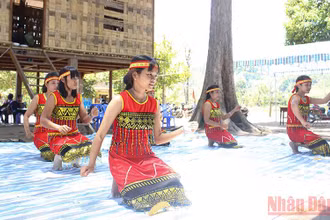 Mô hình du lịch homestay kết hợp trải nghiệm văn hóa Raglai ở huyện Bác Ái thu hút nhiều du khách đến thưởng lãm. 