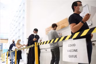 Người dân tại London, Anh, xếp hàng tiêm vaccine ngừa Covid-19. (Ảnh: Reuters)