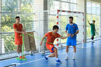 HLV thể lực Miguel Ledesma Carrasco hướng dẫn các cầu thủ. (Ảnh: VFF)