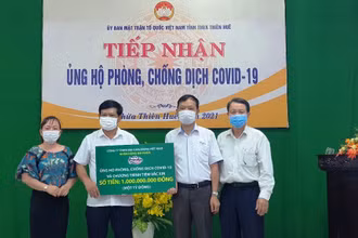Ủy ban MTTQ Việt Nam tỉnh Thừa Thiên Huế tiếp nhận một tỷ đồng ủng hộ cho công tác phòng, chống dịch Covid-19.