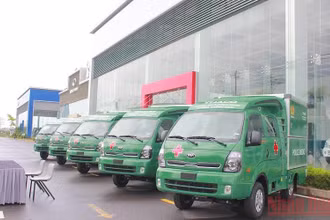 5 xe tiêm chủng do CTCP ô-tô Trường Hải trao tặng.