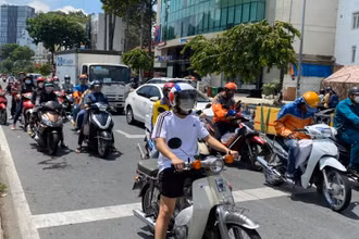 Người dân TP Hồ Chí Minh đổ ra đường khi dịch Covid-19 vẫn phức tạp