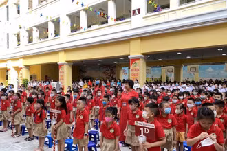 Học sinh lớp 1 trong ngày khai giảng năm học mới 2020-2021