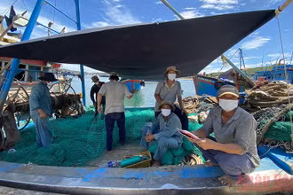Chủ tàu QNg 94334 Phạm Văn Thơm mong muốn cách ly tại tàu vì không có khả năng lo chi phí cách ly cho anh em bạn thuyền.
