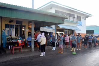 Người lao động tại khu vực Chợ cá Cồn Chà thuộc Cảng cá Phan Thiết (Bình Thuận) chờ lấy mẫu test nhanh SARS-CoV-2. 