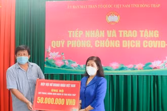Thường trực Ủy ban Mặt trận Tổ quốc Việt Nam tỉnh Đồng Tháp tiếp nhận tiền từ các hội, hiệp hội trao tặng.