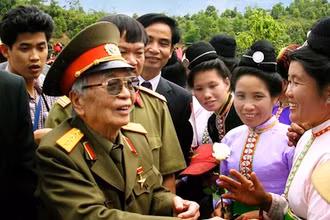 Đại tướng Võ Nguyên Giáp thăm lại Mường Phăng (huyện Điện Biên, tỉnh Điện Biên) tháng 4/2004. (Ảnh: Đoàn Hoài Trung) 