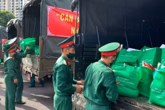 Cán bộ, chiến sĩ Bộ Tư lệnh TP Hồ Chí Minh chuẩn bị các phần quà để trao tặng cho người dân khó khăn trên địa bàn thành phố.