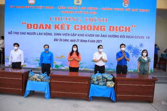 Ban tổ chức đến thăm, tặng quà người lao động tại khu trọ.