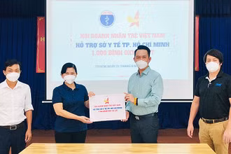 Chủ tịch Hội Doanh nhân trẻ Việt Nam Đặng Hồng Anh (thứ 2 từ phải sang trong ảnh) trao 1.000 bình oxy dung tích 40 lít tặng Sở Y tế TP Hồ Chí Minh.