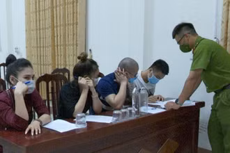 Các đối tượng vi phạm làm việc với cơ quan chức năng thành phố Việt Trì.